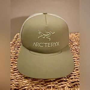 Arcteryx LOGO FLAT BRIM TRUCKER HAT Forage Green Olive Snapback Arc’teryx Cap